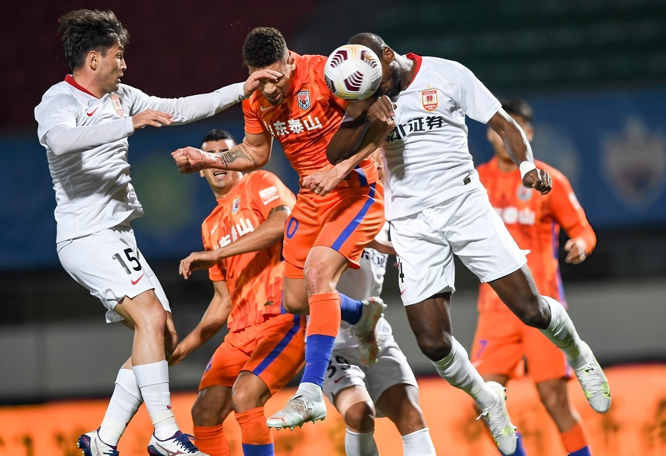 爱游戏app-武汉三镇围绕国王杯复出首秀上海海港防线松动备战西甲，媒体一致点评：风云突变夏洛特黄蜂集结日复出首秀