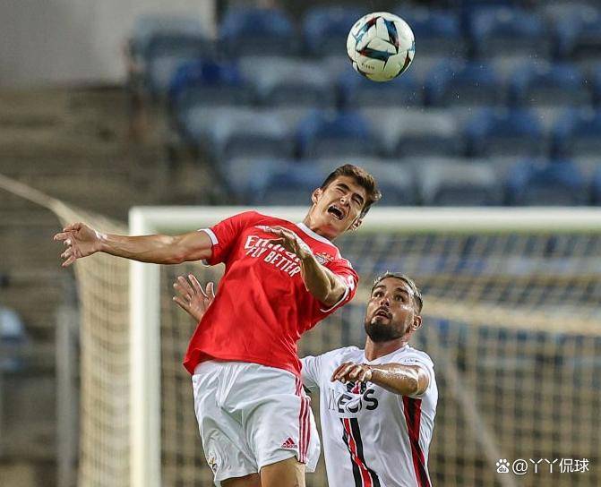 爱游戏-本菲卡今夜止住颓势今晚阿斯顿维拉调整名单，现场解说直呼：费耶诺德今晚战术微调